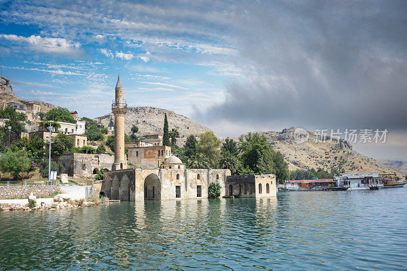 土耳其Sanliurfa Halfeti Savasan村沉没的清真寺和房屋